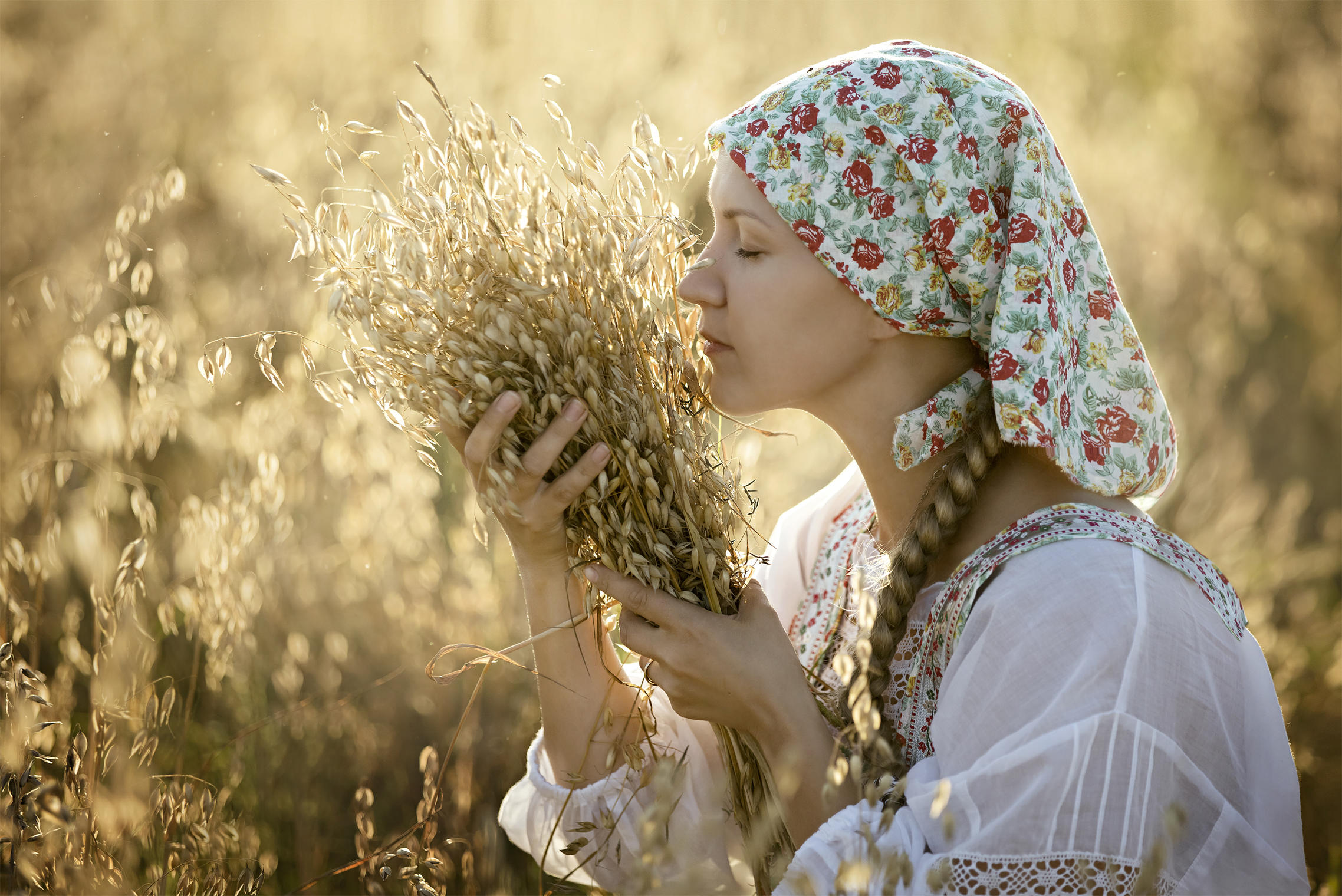Photo Women in Slavic costumes in Varangal